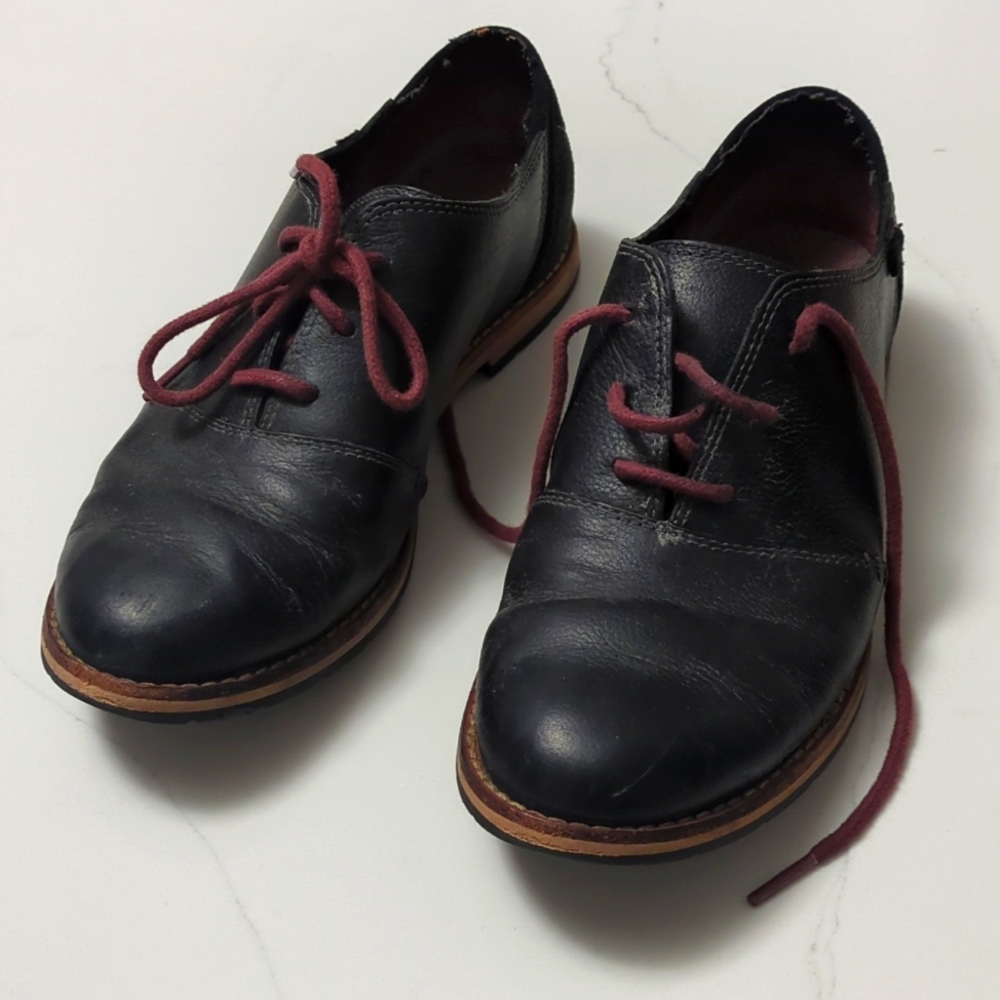 Ahnu emery black leather Oxford